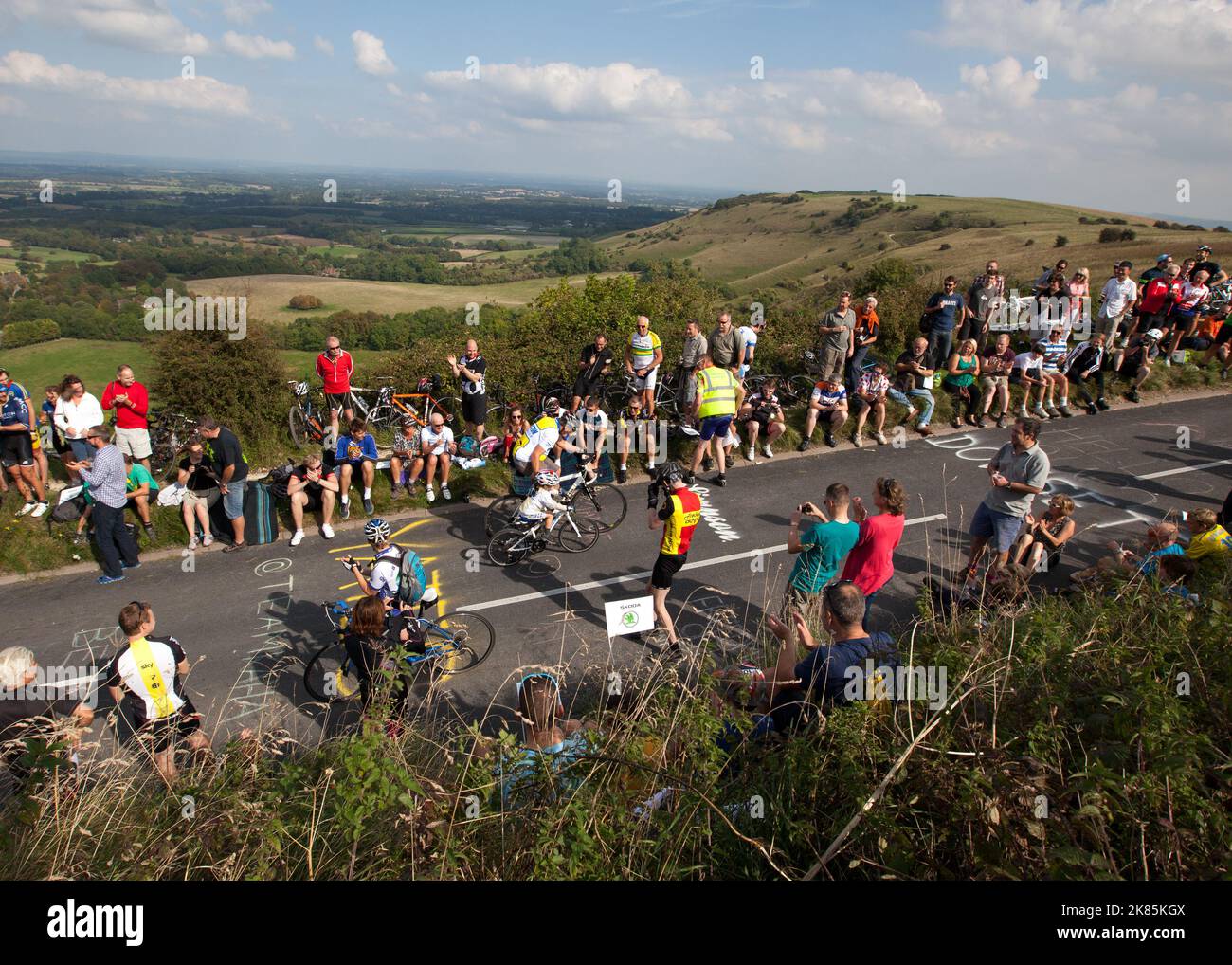 Un giovane fan si fa rallegrare dalla salita di Ditchling Beacon da parte degli spettatori in attesa della gara Foto Stock