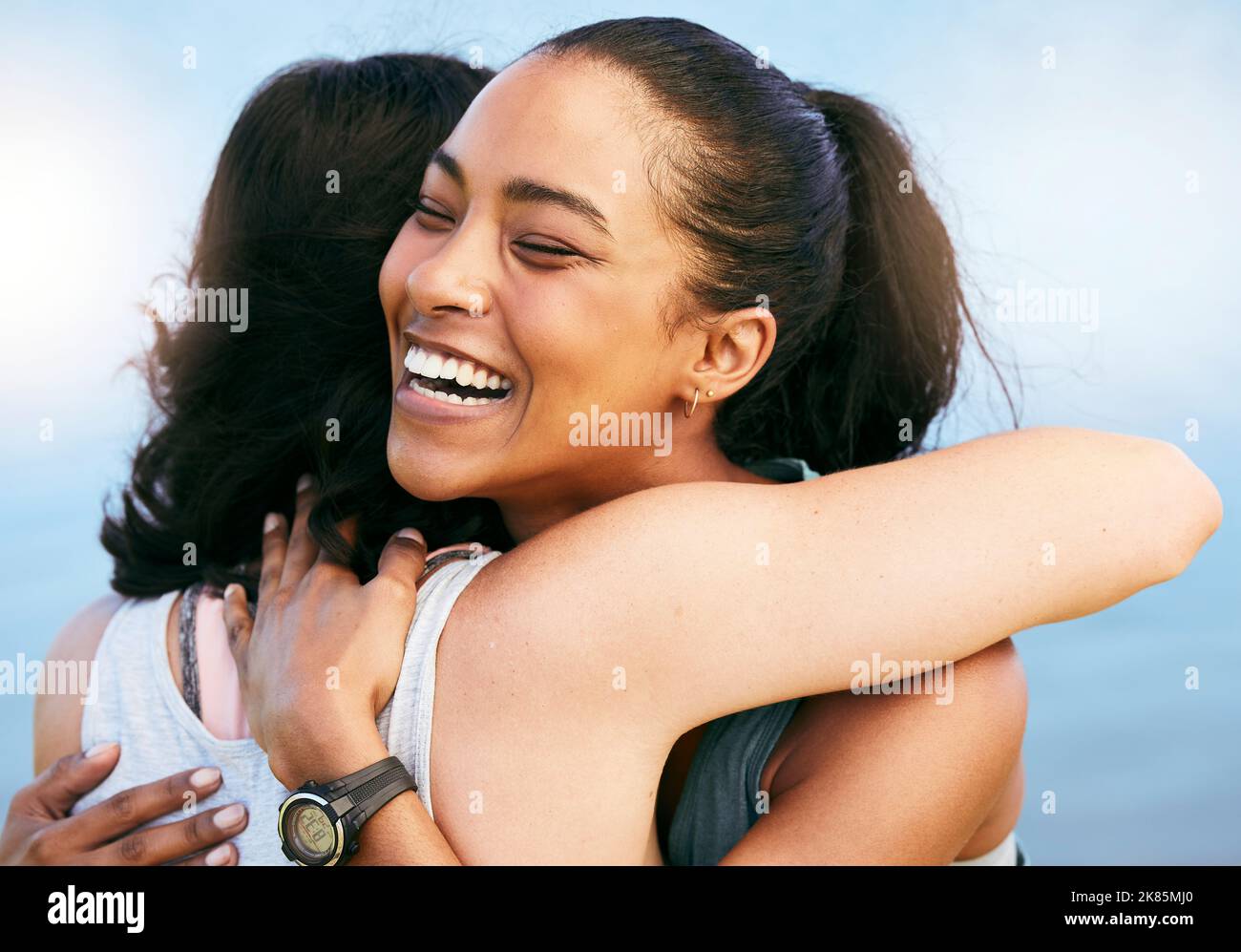 Fitness, amici e abbraccio per la motivazione sportiva e sostegno all'aperto per l'esercizio, l'allenamento e l'allenamento con sorriso, felice e responsabilità. Faccia di Foto Stock