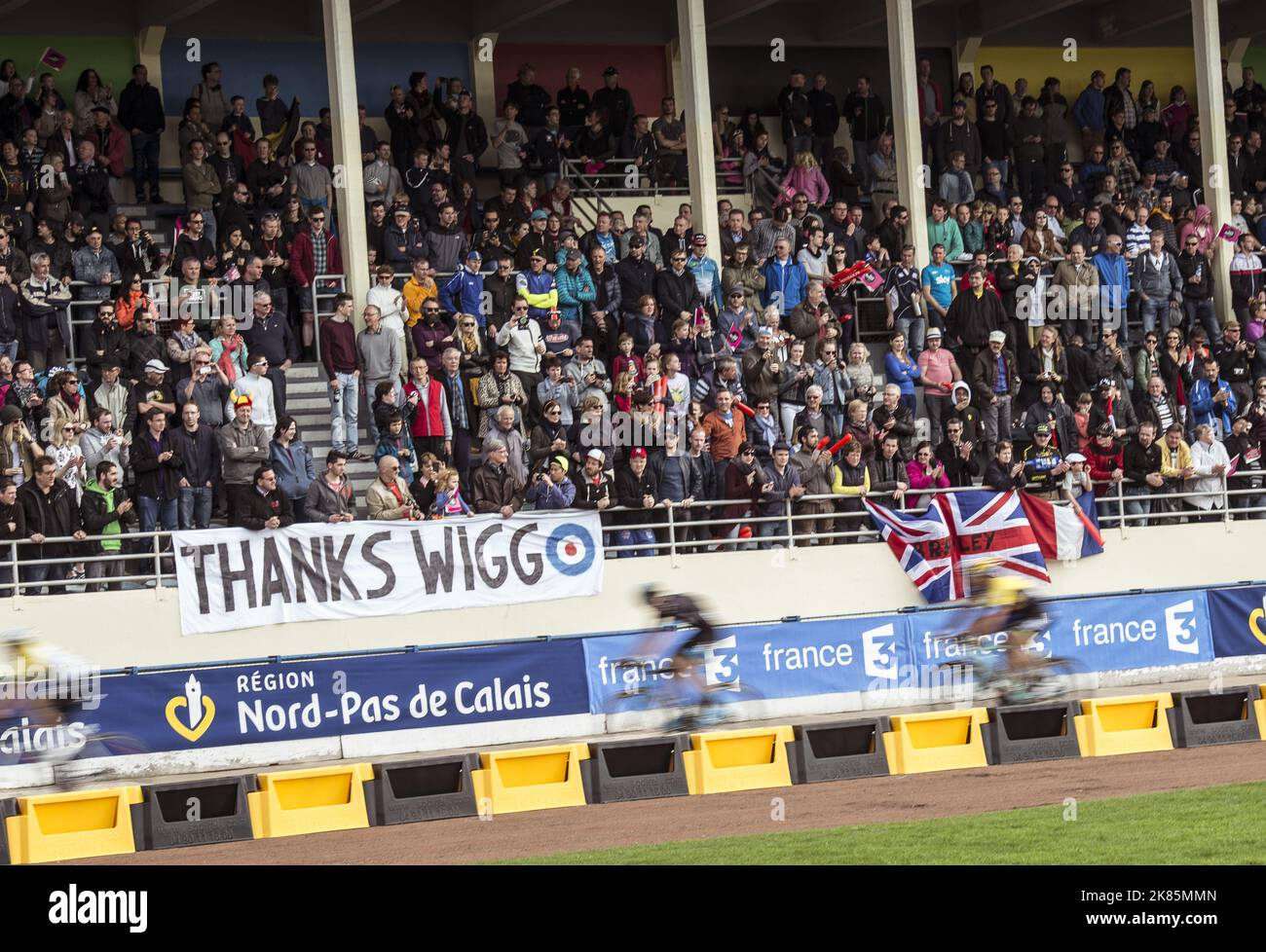 I fan tengono un segno ringraziando 'Wiggo' (Sir Bradley Wiggins - team Sky) nel Velodromo di Roubaix al termine della gara. Foto Stock