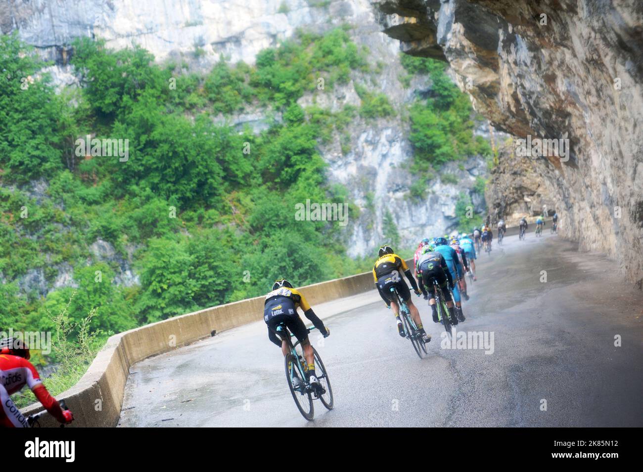 Il 67th Criterium du Dauphine - fase 6 - 183km Saint-Bonnet-en-Champsaur - Villard-de-Lans - Vercors - il giro di peleton attraverso la valle Foto Stock