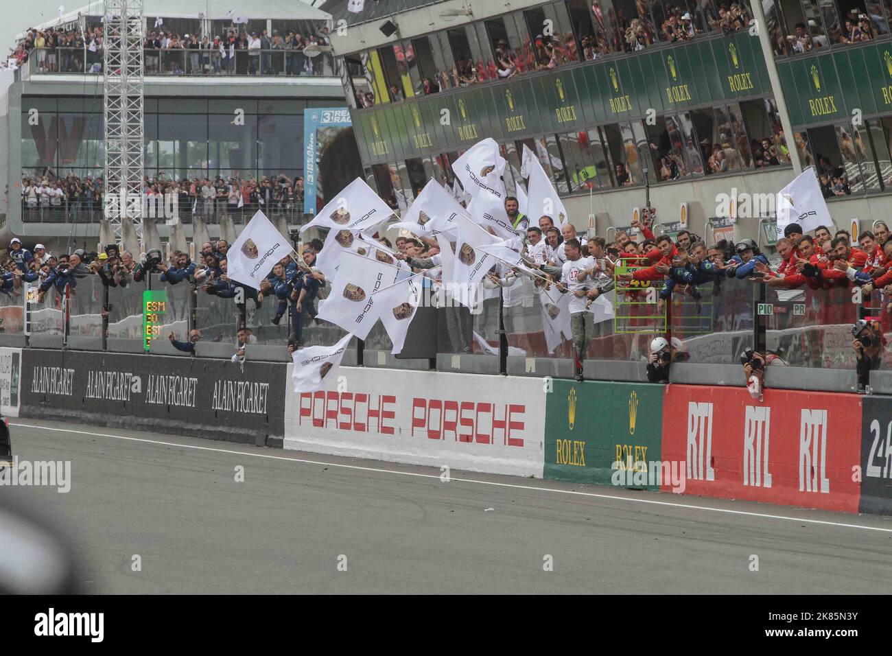 Come è tradizionale a le Mans, i meccanici di tutti i team sono in linea con il muro dei box per allietare tutti i finitori dopo una 24 ora estenuante Foto Stock