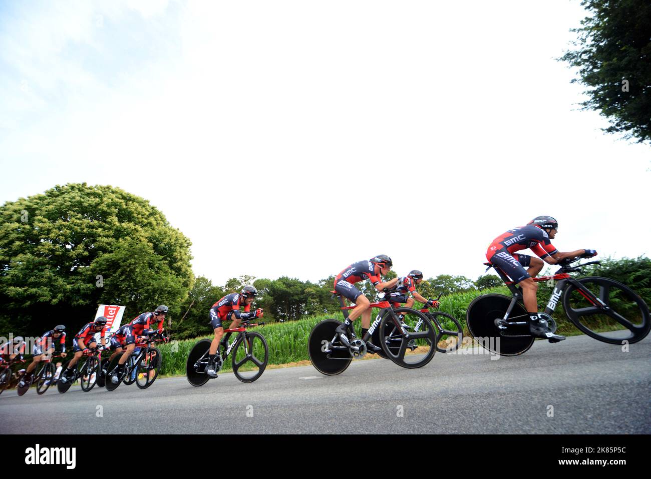 Il BMC Racing Team con Teejay Van Garderen, Damiano Caruso, Rohan Dennis, Daniel Oss, Manuel Quinziato, Samuel Sanchez, Michael Schar, Greg Van Avermaet e Danilo Wyss si aggiudicano il cronometro a squadre 1 secondo davanti al Team Sky della GBR. Foto Stock