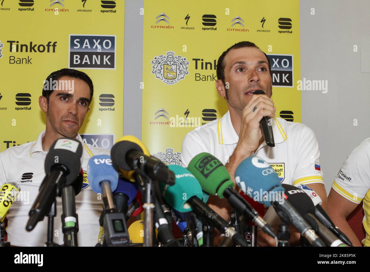 Ivan basso Italia Tinkoff Saxo seduto con il compagno di squadra Alberto Contador dice ai media che dopo un crash n fase 5 ha un po 'di dolore, e dopo test di oggi ha scoperto di avere cancro testicolare, ritirarsi dall'asso per intraprendere il trattamento Foto Stock