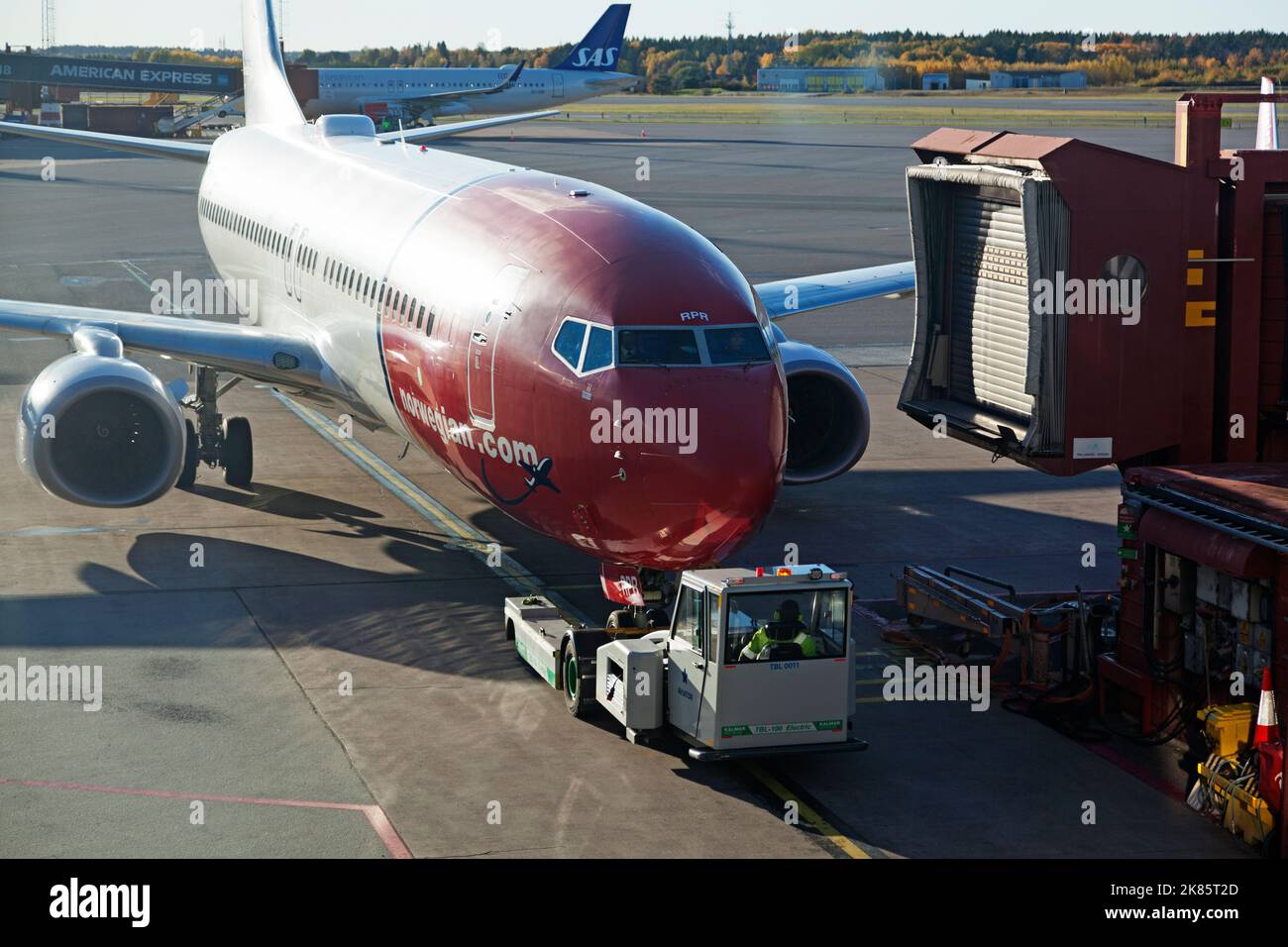 Stoccolma, Arlanda Svezia - 11 ottobre 2022: L'aeromobile viene trainato fino al ponte di sbarco Foto Stock