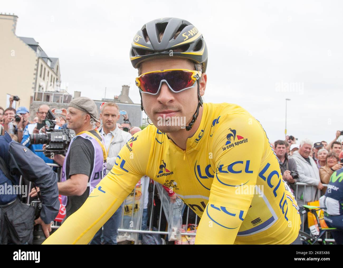 Il campione del mondo Peter Sagan copre le sue normali band arcobaleno con il leader del tour de france maillot jaune (Tinkoff) Foto Stock