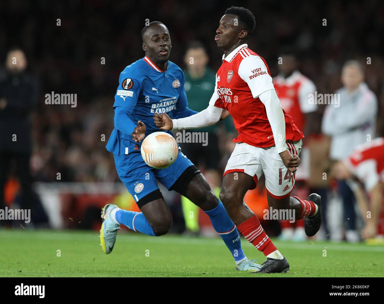 Londra, Regno Unito. 20th ottobre 2022. Eddie Nketiah dell'Arsenal con la palla davanti a Jordan Teze del PSV Eindhoven durante la partita della UEFA Europa League presso l'Emirates Stadium, Londra. Il credito dell'immagine dovrebbe essere: Paul Terry / Sportimage Credit: Sportimage/Alamy Live News Foto Stock