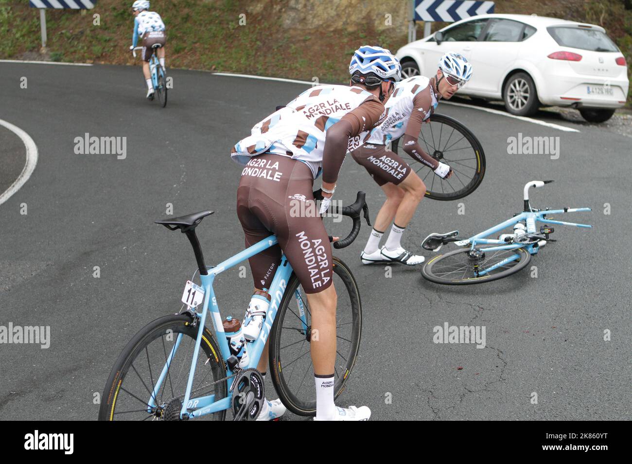 Roamain Bardet ha problemi, il compagno di squadra dà la ruota e un altro compagno di squadra rallenta per aiutare Foto Stock