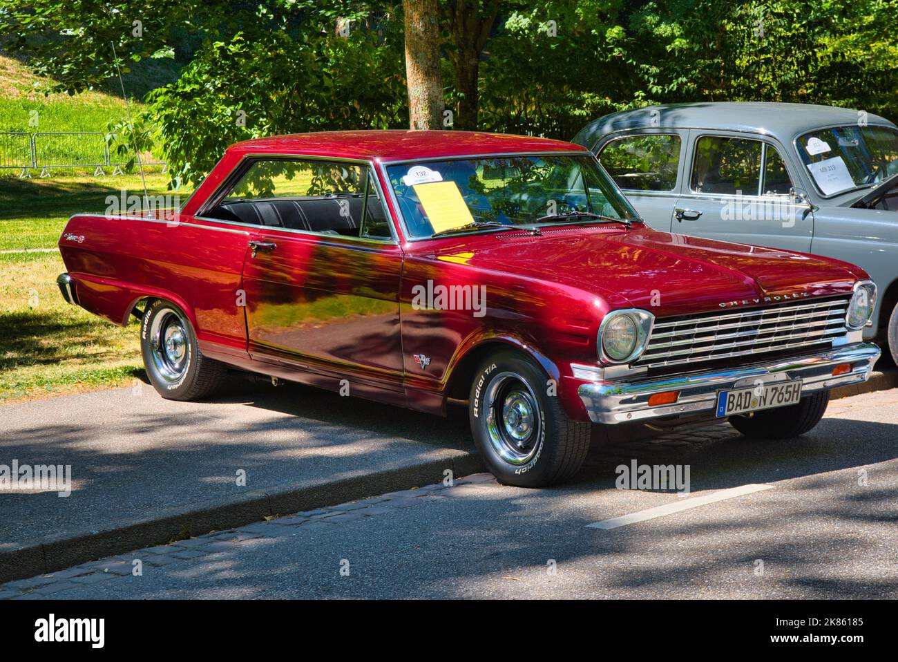 BADEN BADEN BADEN, GERMANIA - 2022 LUGLIO: Red 1965 Chevrolet Chevy II Nova SS coupé, appuntamento oldtimer a Kurpark. Foto Stock