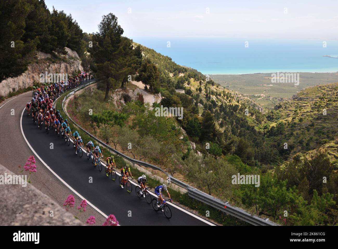 Il pelotone durante la fase 8 del giro d'Italia 100, Molfetta - Peschici, 13th maggio 2017 Foto Stock