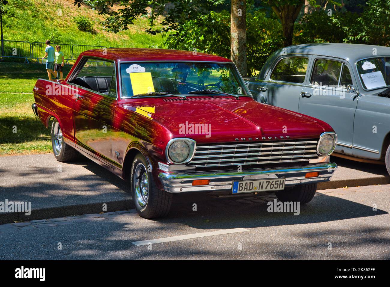BADEN BADEN BADEN, GERMANIA - 2022 LUGLIO: Red 1965 Chevrolet Chevy II Nova SS coupé, appuntamento oldtimer a Kurpark. Foto Stock