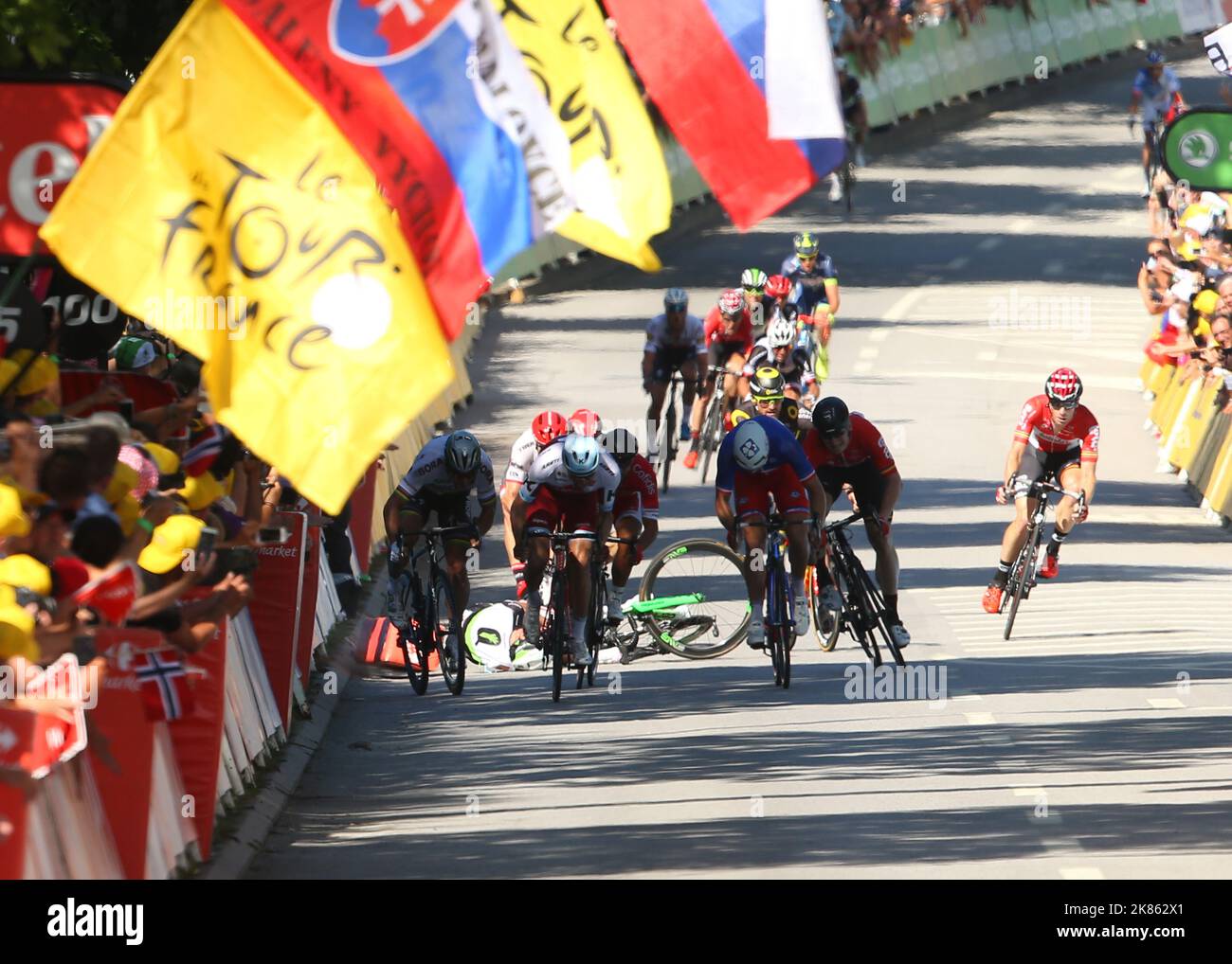 Tour de France 2017 Stage 4 Mondorf Les Bain Vittel Britains Mark Cavendish si schianta nel finale del palco in Vittel Foto Stock