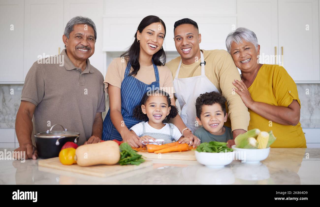 Famiglia, cucina e verdura, apprendimento e insegnamento, sviluppo e crescita, generazioni insieme in casa. Salute, nutrizione e cucina Foto Stock