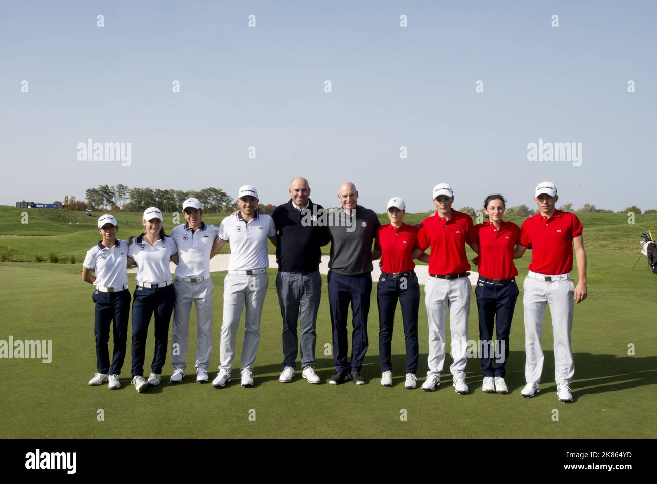 Il capitano europeo Thomas Bjorn e il capitano americano Jim Furyk partecipano a un evento mediatico per il campo della Ryder Cup del prossimo anno, con una squadra con i juniors della squadra FFG Elite in una sfida speciale su cinque buche di le Golf National (1st, 15th, 16th, 17th e 18th). Guardato da una miriade di spettatori, tra cui centinaia di bambini provenienti da scuole della zona Foto Stock