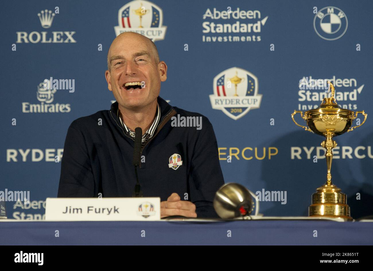 Il capitano degli Stati Uniti Jim Furyk partecipa a una conferenza stampa per la Ryder Cup del prossimo anno, organizzata da le Golf National in Francia Foto Stock