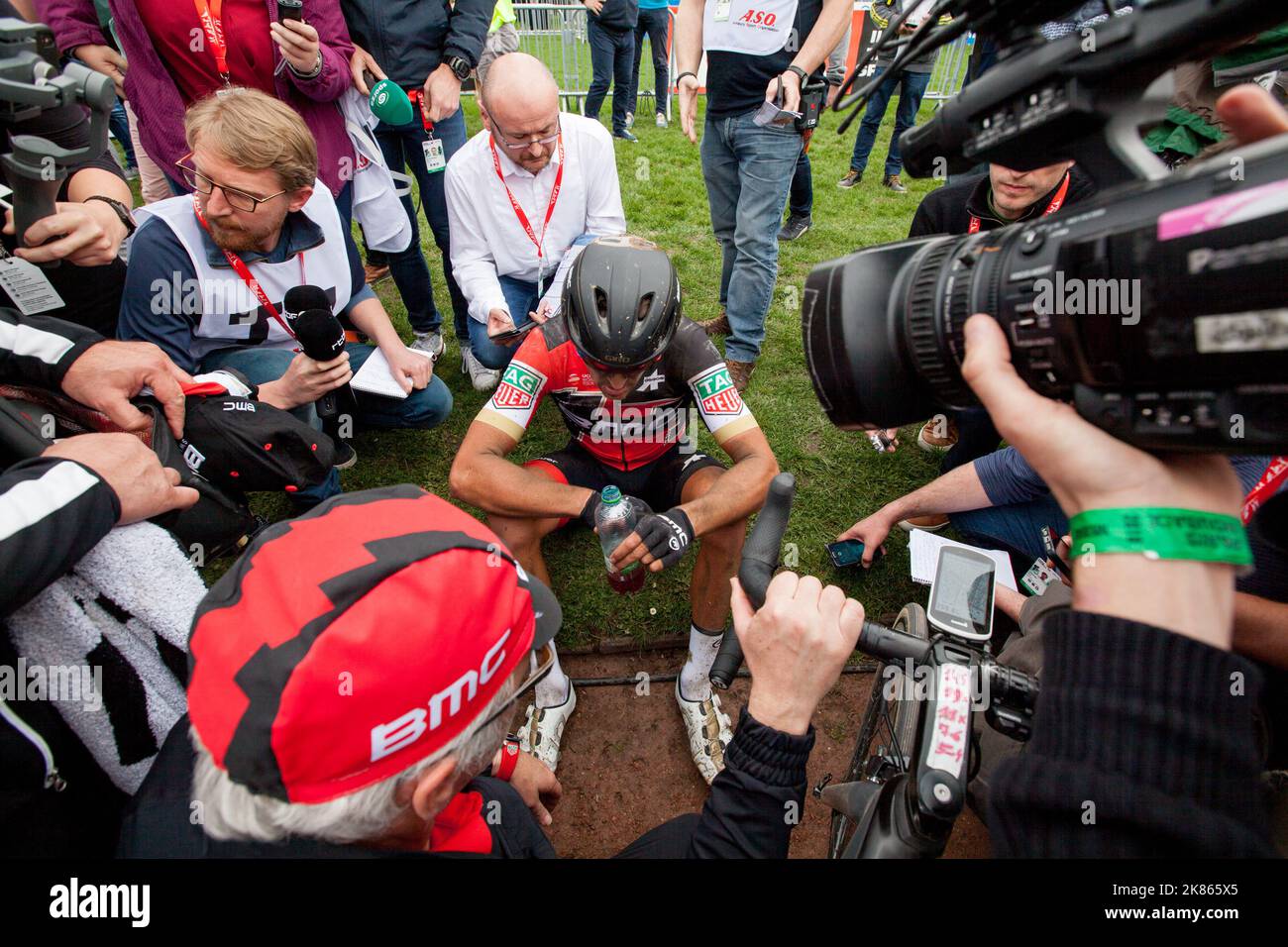 Greg Van Avermaet (BMC Racing Team) è circondato dalla stampa dopo il traguardo di un Parigi molto dura Roubaix Foto Stock