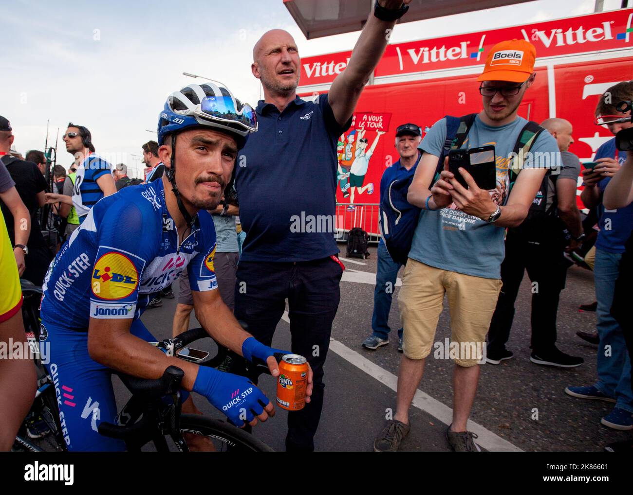 Il francese Julian Alaphilippe (Quick Step Floors) ottiene le indicazioni per tornare in hotel dopo aver visto il suo compagno di squadra vincere Liege Bastogne Liege davanti a lui Foto Stock