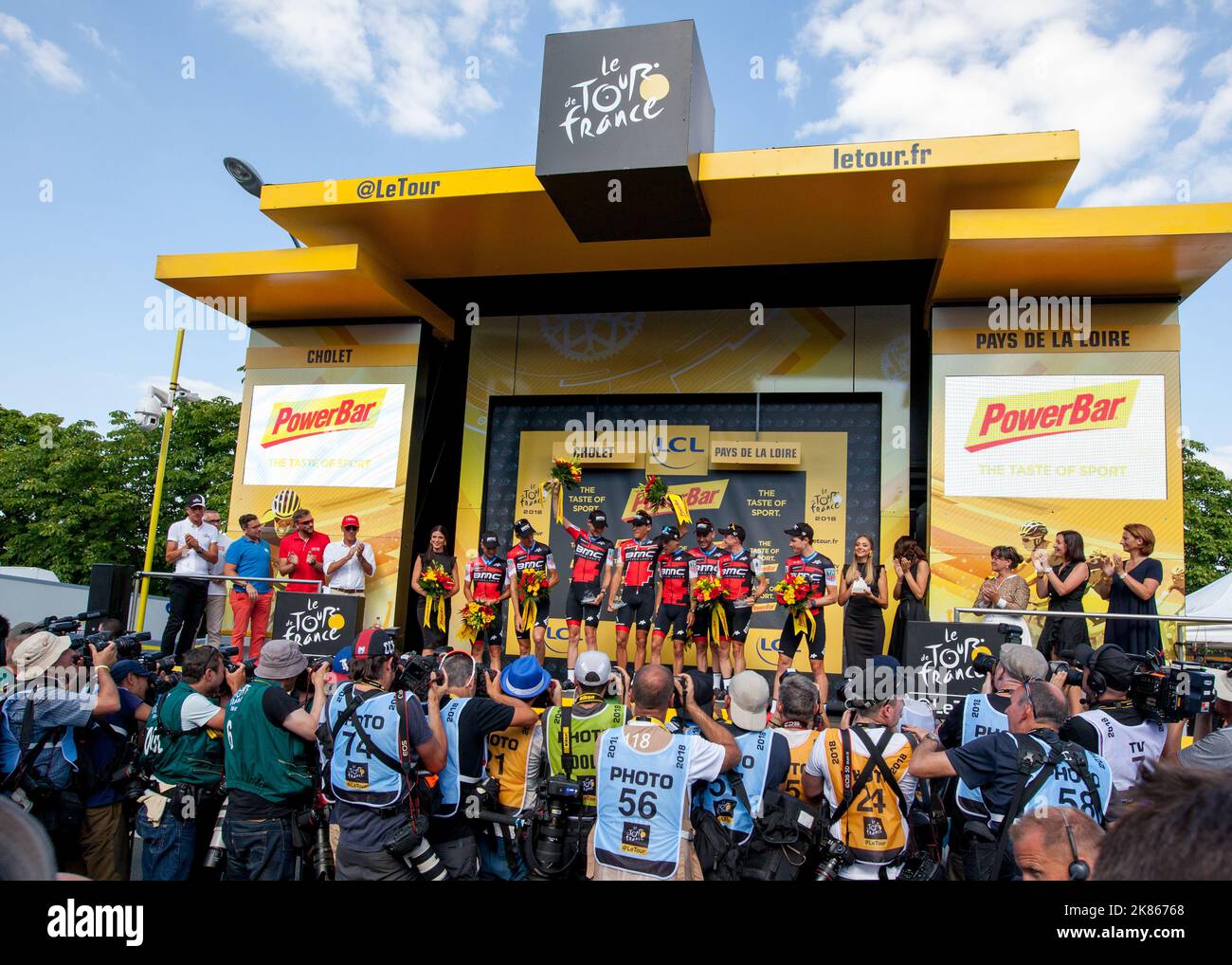 Tour de France 2018 Stage 3 Cholet - Cholet (TTT) - Team BMC Racing festeggia la loro vittoria nella prova cronometrata del Team, mettendo Greg Van Avermaet nella maglia gialla Foto Stock