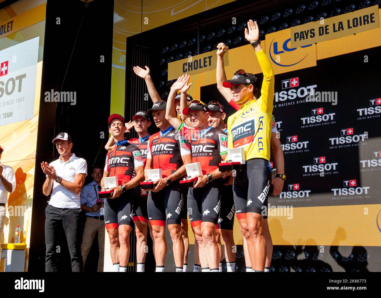 Tour de France 2018 Stage 3 Cholet - Cholet (TTT) - Team BMC Racing festeggia la loro vittoria nella prova cronometrata del Team, mettendo Greg Van Avermaet nella maglia gialla Foto Stock