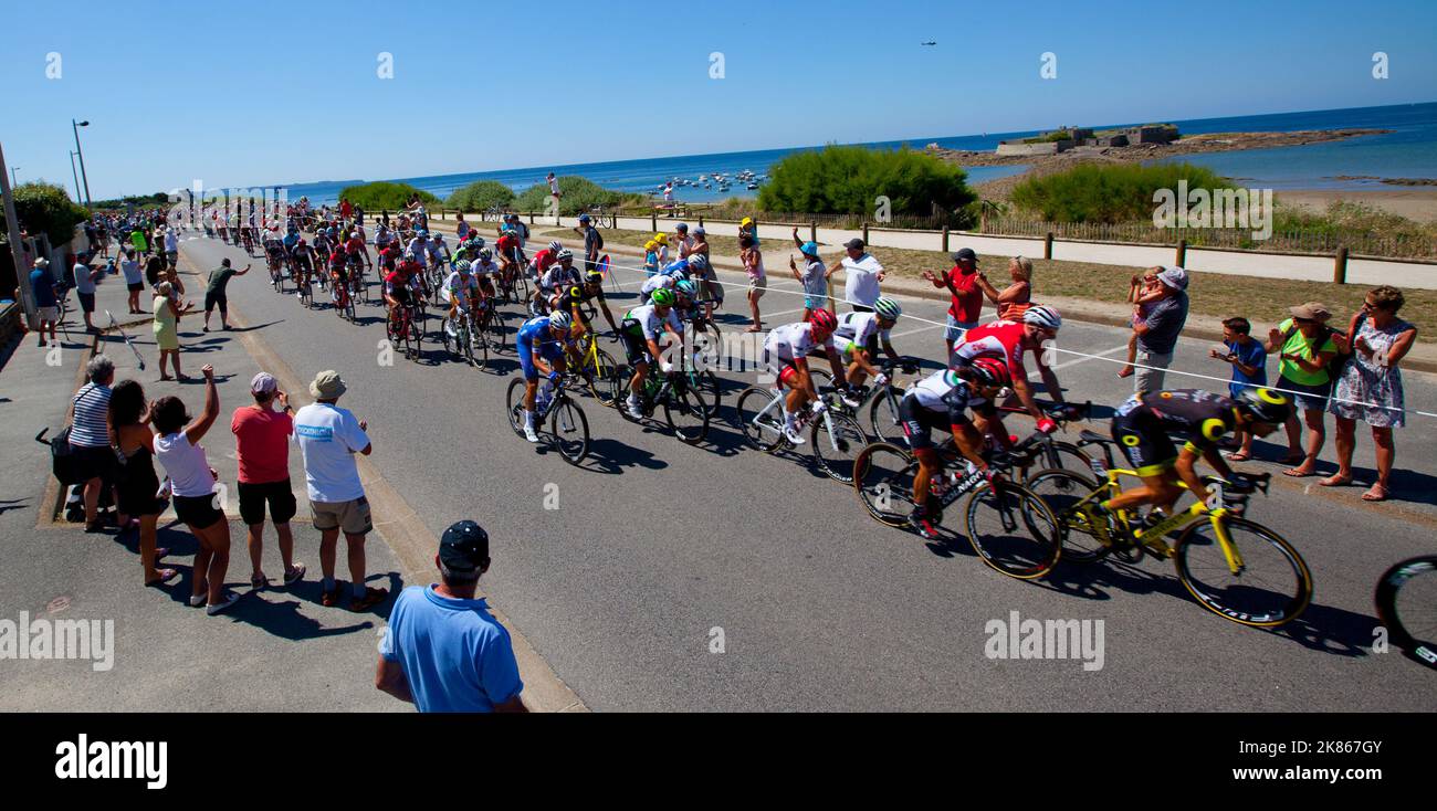 Il peloton passa attraverso la città balneare di Fort Bloque Foto Stock