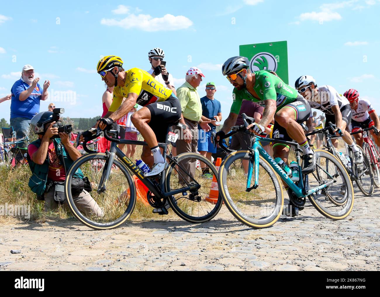 Leader della maglia gialla greg van avermaet (BMC) affiancato dalla maglia verde Peter Sagan (Bora) Foto Stock