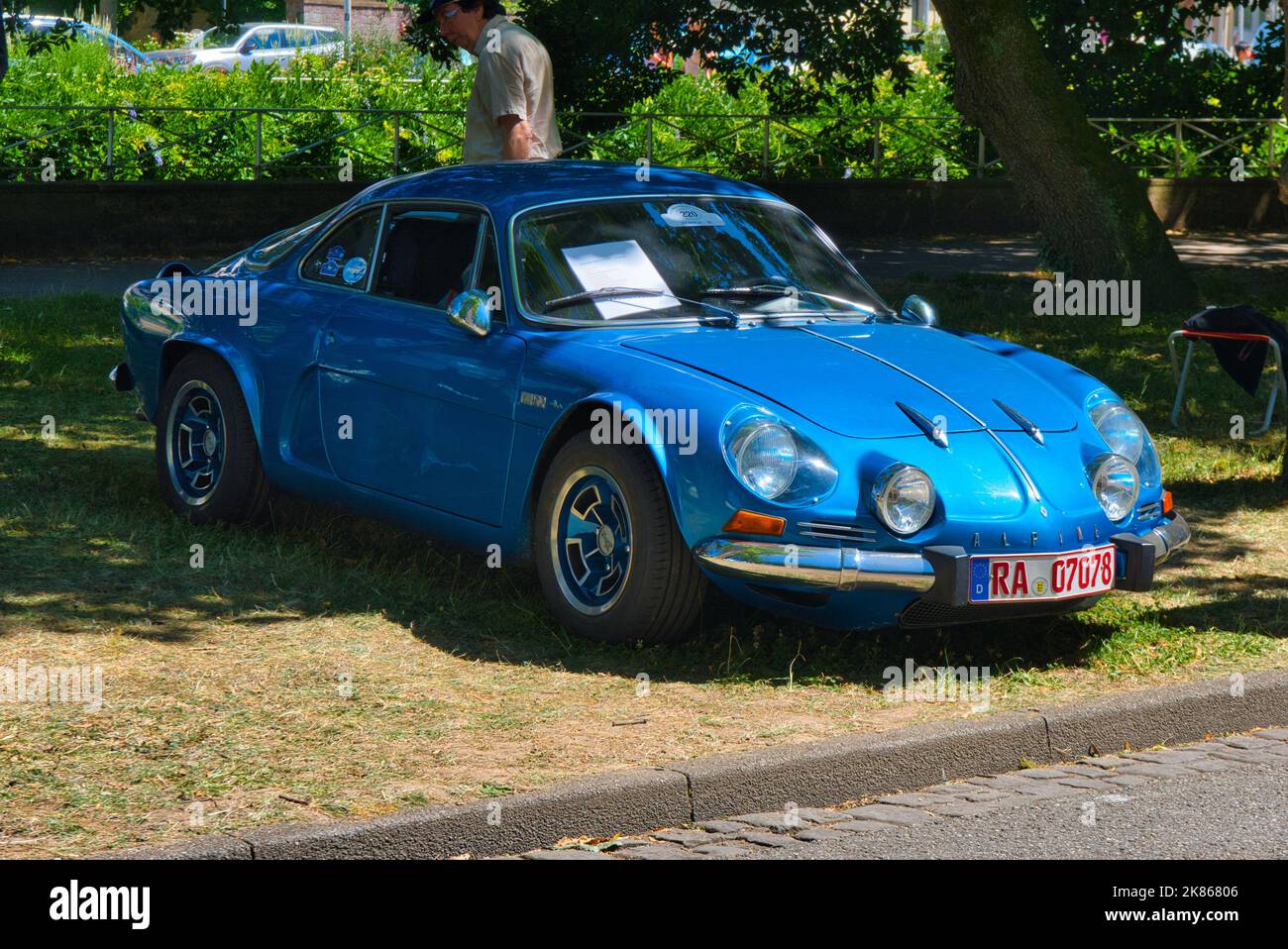 BADEN BADEN BADEN, GERMANIA - LUGLIO 2022: Blue Renault Alpine Berlinette A110 1963 sport coupé, appuntamento oldtimer a Kurpark. Foto Stock