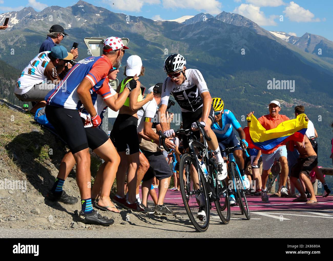 Chris Froome (Team Sky) con Nairo Quintana (Movistar) al volante mentre inseguono Geraaaint Thomas (team SKY) e Tom Dumoulin (Team Sunbweb) in la Rosiere Foto Stock