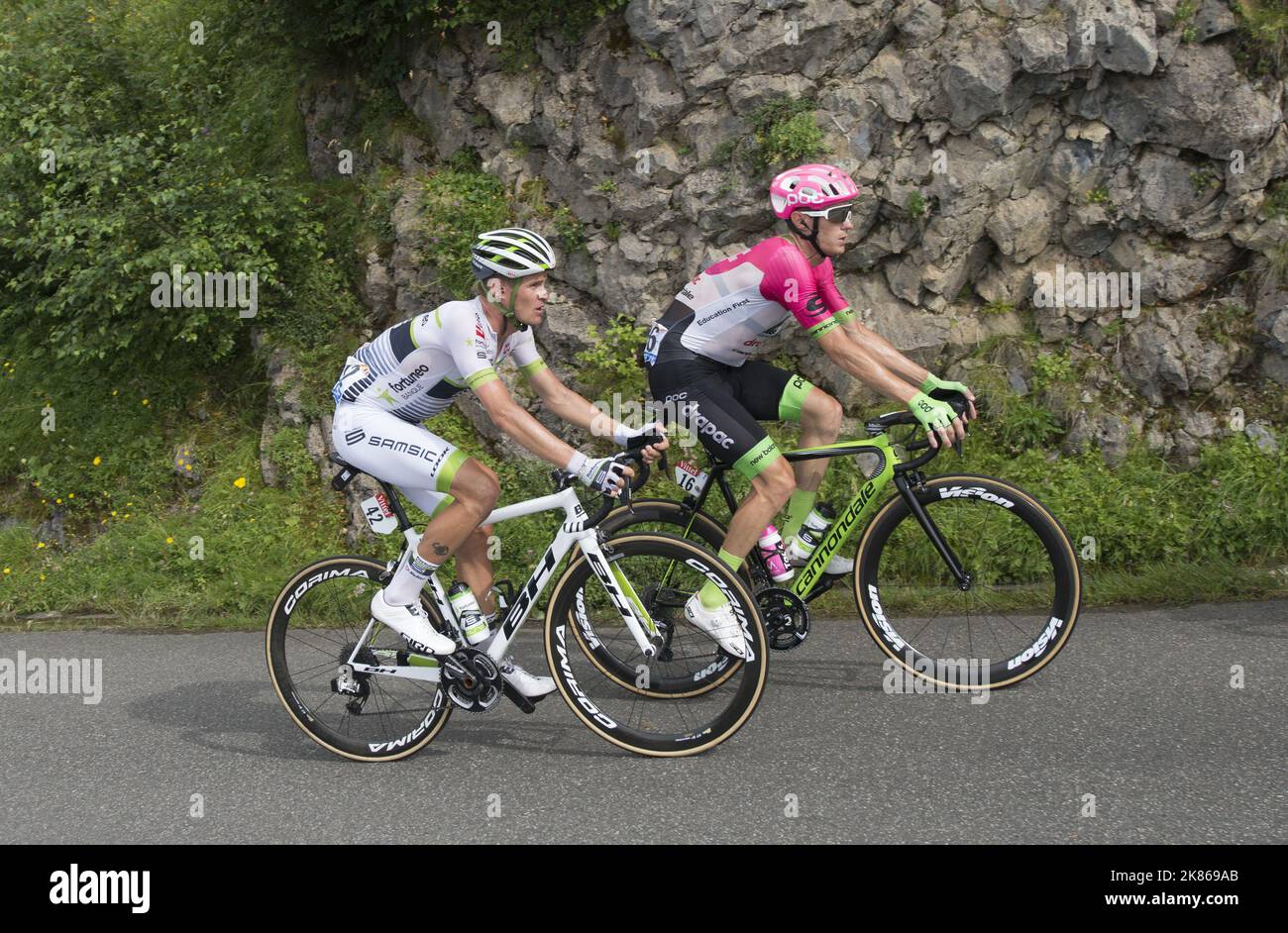 Maxime Bouet e Pierre Rolland cavalcano gli ultimi km del col D'Aubisque Foto Stock