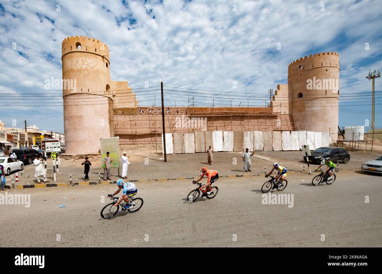 Tour dell'Oman Stage 1, dalla spiaggia di al Sawadi alla Corniche di Suhar. La prima pausa con Sergio Rodriguez (Euskadi Paesi Baschi-Murias), Michael Schar (CCC Team), Guerin Alexis (Delko Marseille Provence, e Emiel Planckaert (Sport Vlaanderen-Baloise) Foto Stock