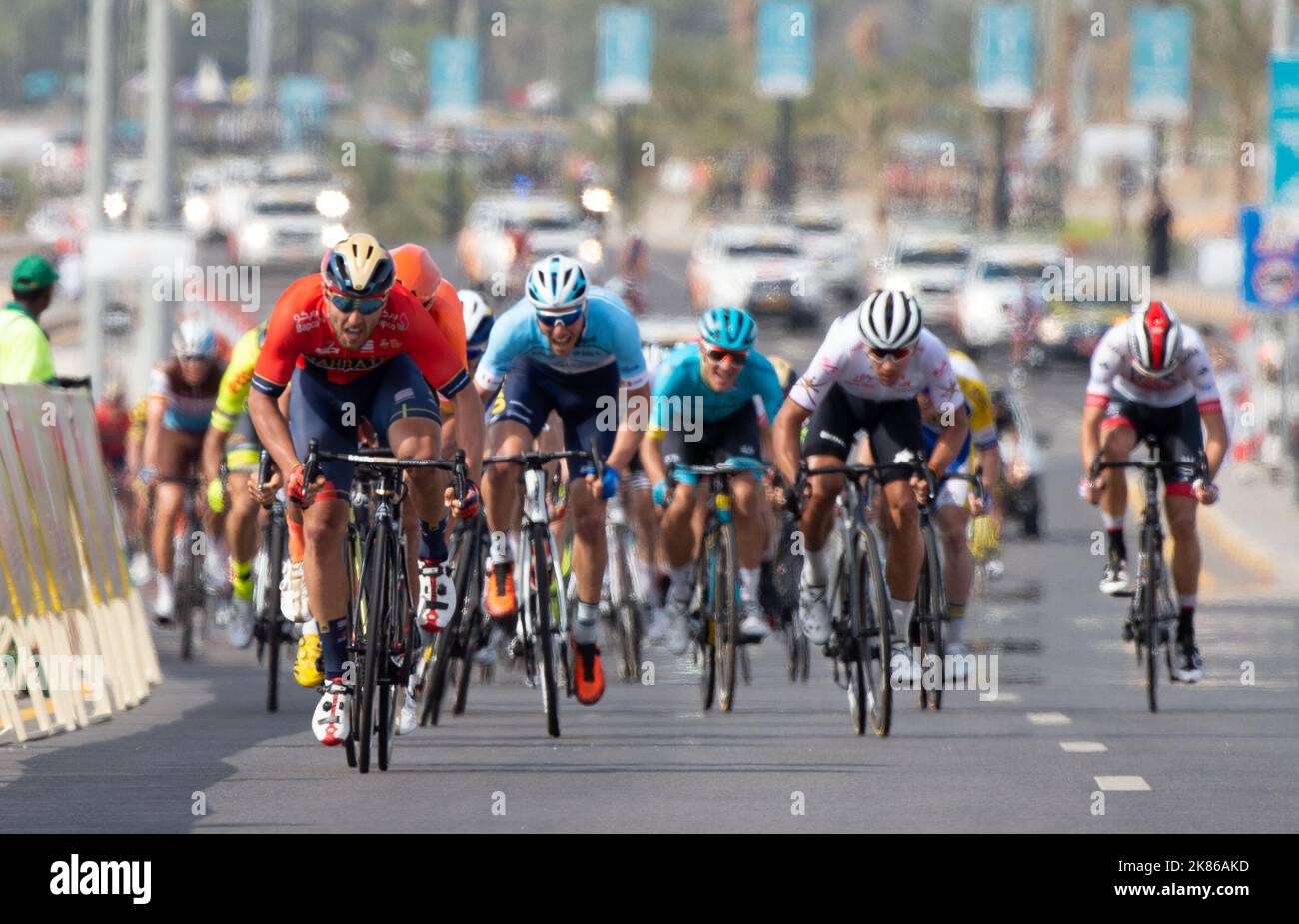 Sonny Colbrelli Bahrain Merida vince il palco in volata finale seguito da Greg Van Avermaet team CCC e Clement Venturini AG2R la Mondiale. Foto Stock