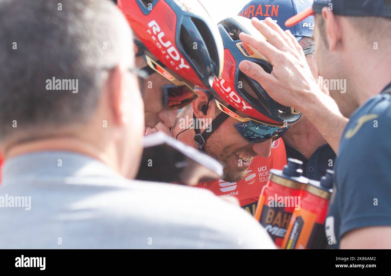 Sonny Colbrelli Bahrain Merida vince il palco in volata finale seguito da Greg Van Avermaet team CCC e Clement Venturini AG2R la Mondiale. Foto Stock