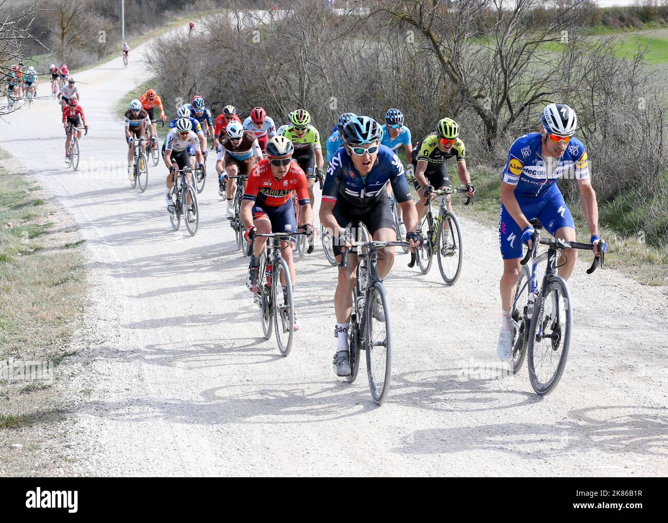 Strade bianche 2019 - Geraint Thomas (Team Sky Procicing) appena fuori dal ritmo del gruppo guida sulle sezioni più ripide di ghiaia Foto Stock