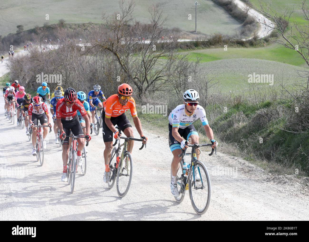 Greg Van Avermaet (CCC Team) seduto al sicuro nel gruppo guida mentre attraversa il settore della ghiaia più snello Foto Stock