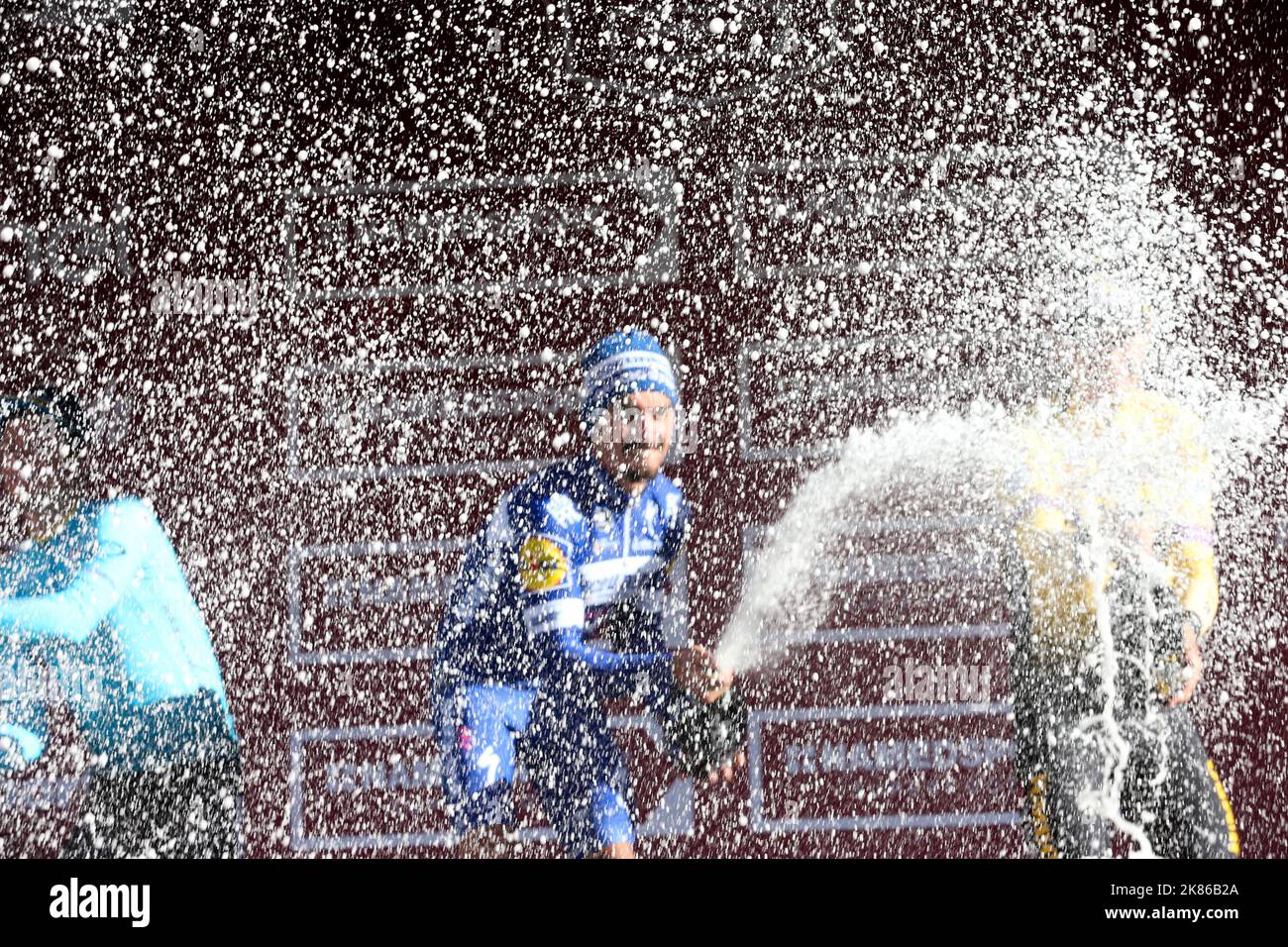 Il vincitore Julian Alaphilippe (Deceuninck-Quick-Step) al 3rd° posto Wout Van Aert (Team Jumbo visma) e al 2nd° posto Jakob Fuglsang (Astana Pro Team) festeggia con il Prosecco Foto Stock