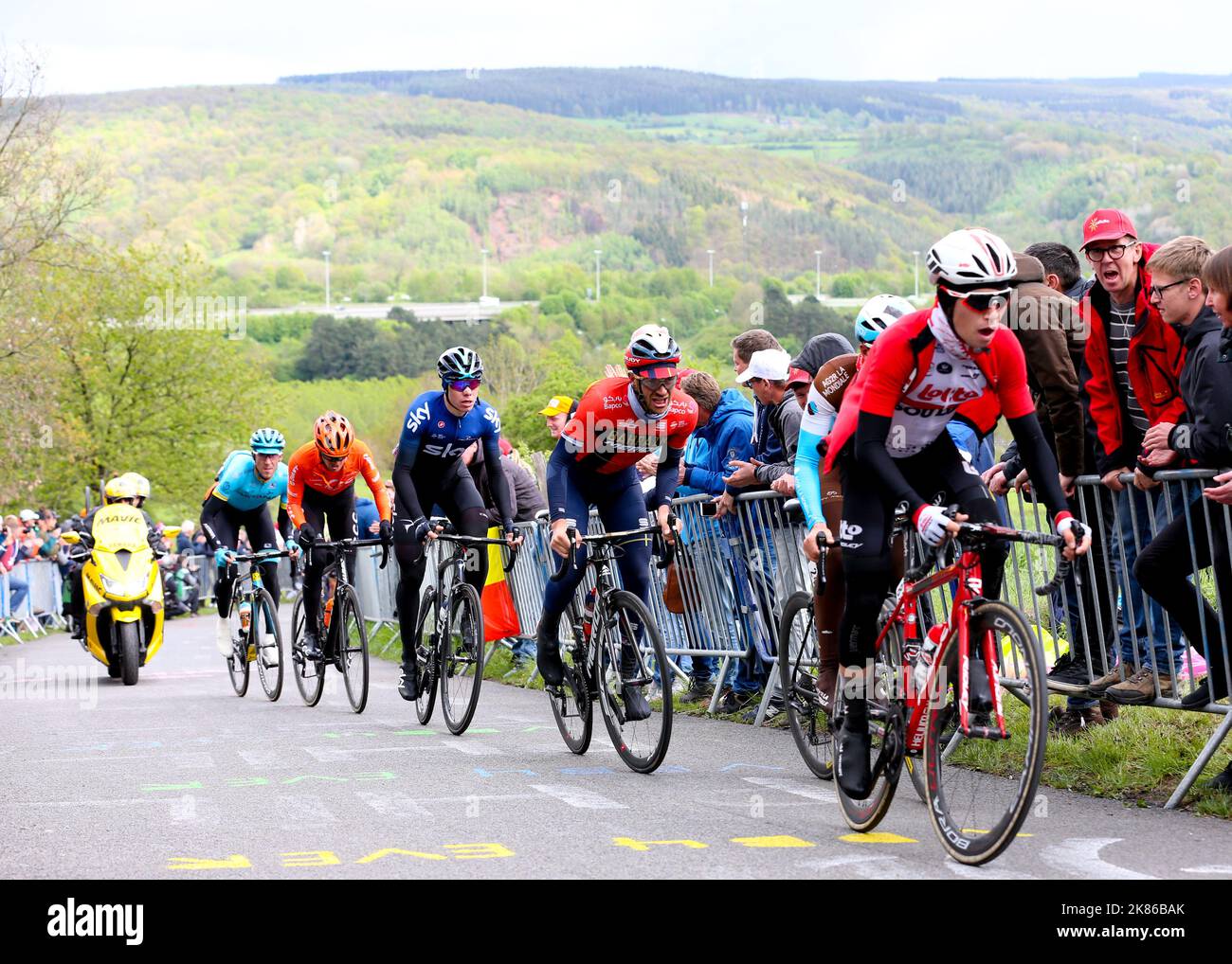 Bjorg Lambrecht (lotto sud) che guida il gruppo principale di inseguimento su la Redoutes Foto Stock