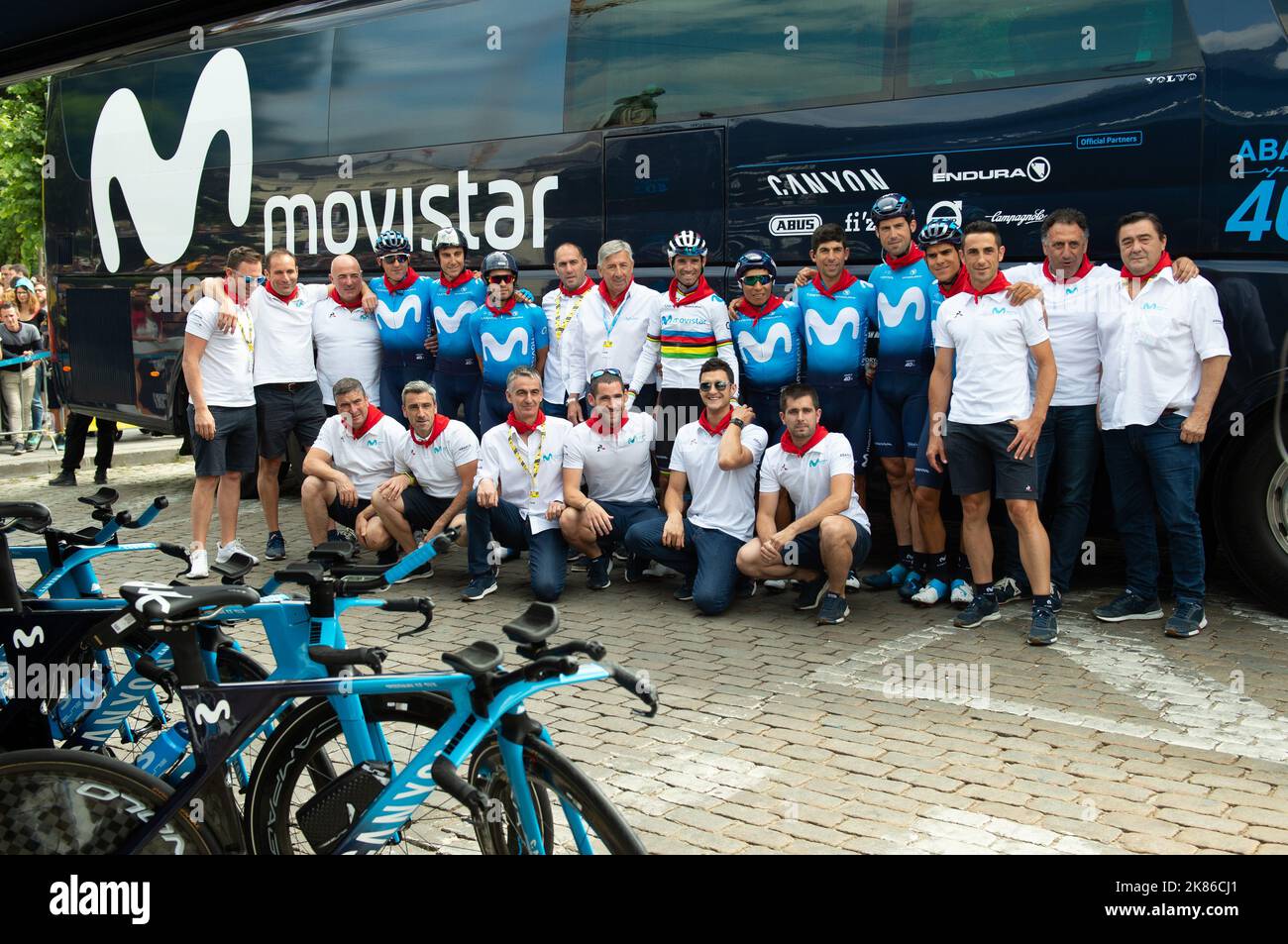 Il team Movistar fuori dal loro team bus il team Movistar durante il cronometro - Nairo Quintana, Alejandro Valverde, Andrey Amador, Imanol Erviti, Mikel Landa, Nelson Oliveira, Marc Soler e Carlos Verona Quintanilla Tour de France 2019 - Team Time Trial Bruxelles. Foto Stock