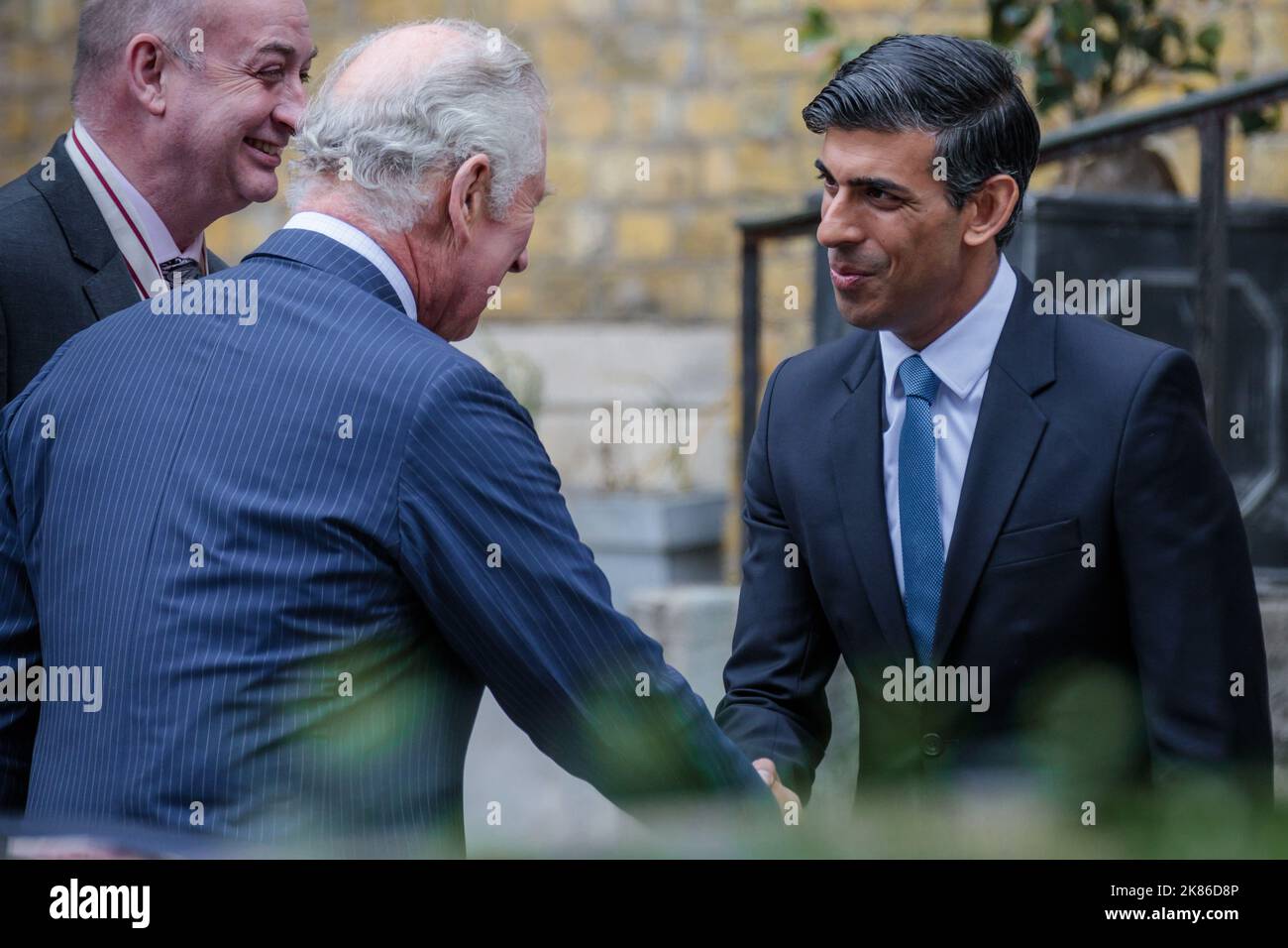 Rishi Sunak, MP e S.A.R. il Principe Carlo, il Principe del Galles, stringono le mani fuori dalla chiesa di St Peters, Walworth. Foto Amanda Rose / Alamy Foto Stock