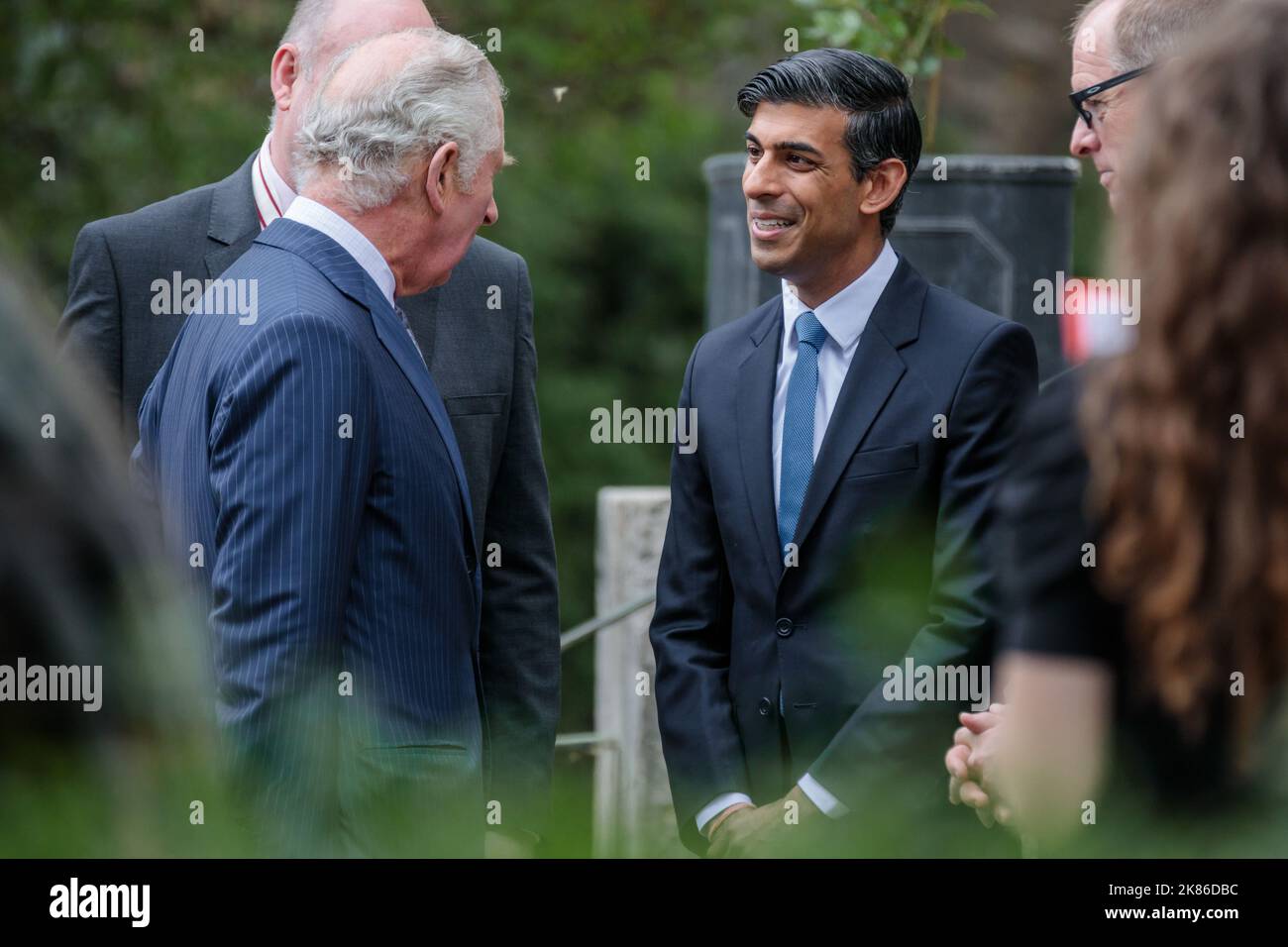 Rishi Sunak, MP, saluta S.A.R. il Principe Carlo, il Principe di Galles, fuori dalla chiesa di St Peters, Walworth. Foto Amanda Rose / Alamy Foto Stock