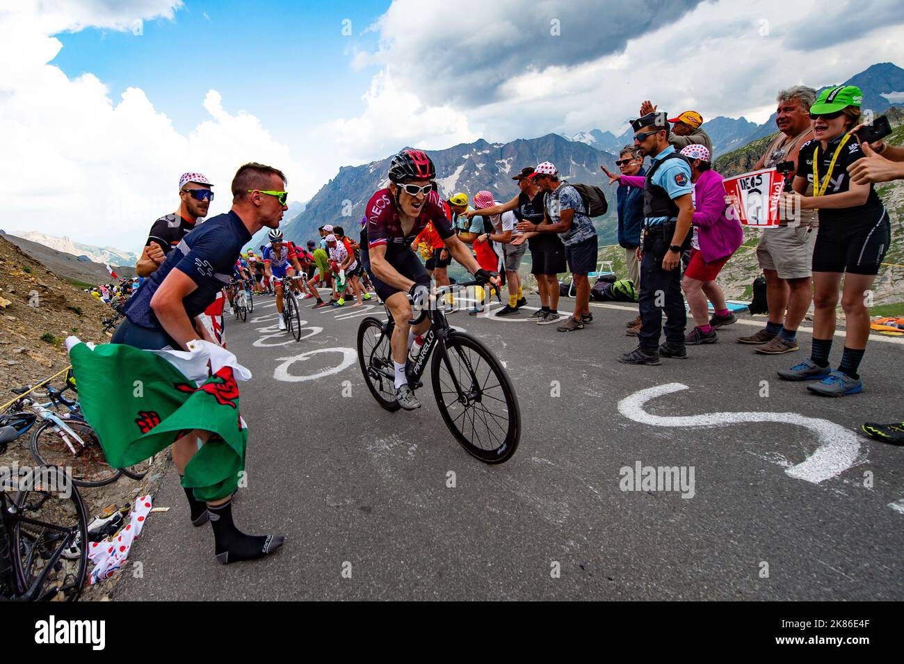 Geraint Thomas della Gran Bretagna sale sul col du Galibier dopo aver attaccato negli ultimi km del Tour de France 2019 fase 18 - Embrun a Valloire Foto Stock