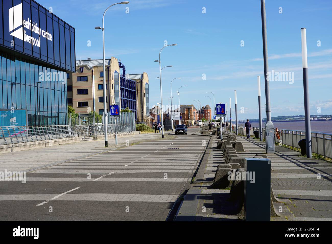 LIVERPOOL, Regno Unito - 14 LUGLIO 2022: Liverpool Promenade con Exhibition Centre Liverpool, Inghilterra, Regno Unito Foto Stock