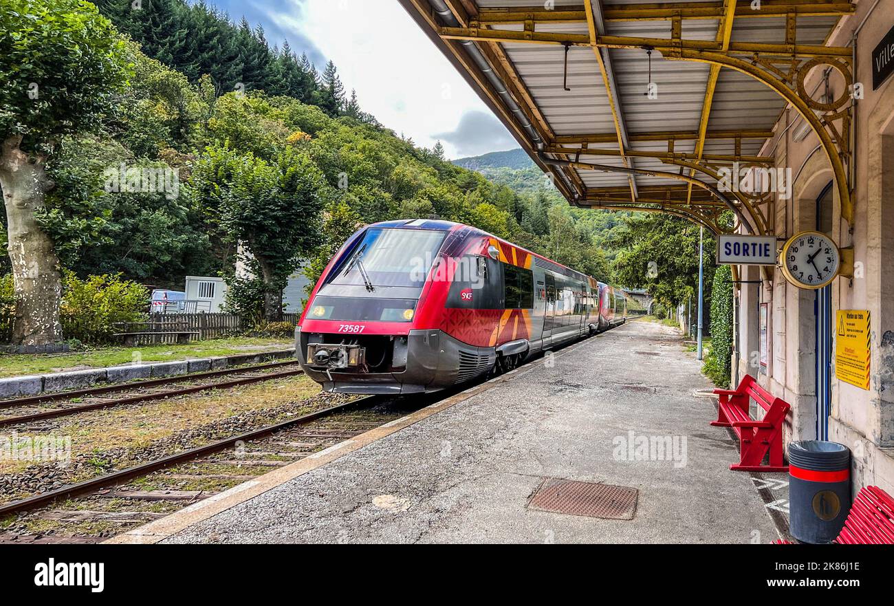 Villefort, Francia, 27 settembre 2022: Treno SNCF che arriva ad una vecchia e piccola stazione di montagna a Villefort, nel dipartimento della Lozère, Occitanie, Foto Stock