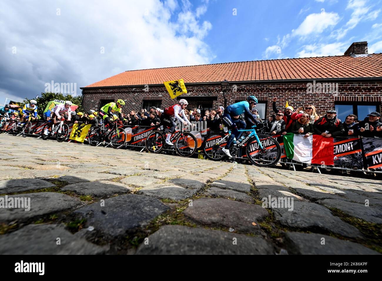 Tour delle Fiandre del 2022 da Anversa (Antwerpen) a Oudenaarde. Manuele Boaro per il team Astana Qazaqstan cavalca il Kwarmont sopra i ciottoli davanti a Tom Bohli del team Cofidis e Mathijs Paasschens per il team Bingoal Pawells Success WB. Foto Stock