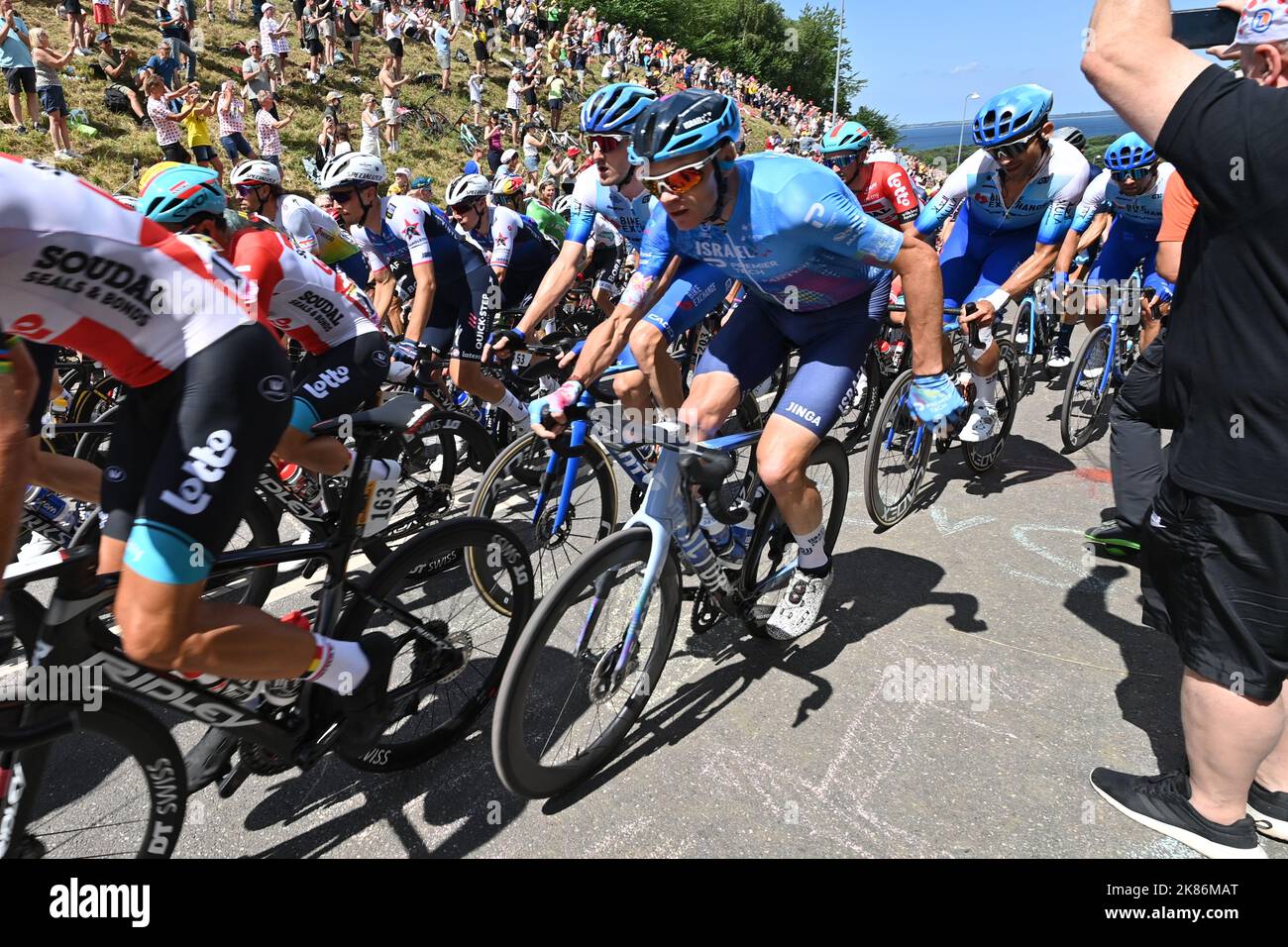 Chris Froome, il team Israel Premier Tech della Gran Bretagna, deve spostare con la mano uno spettatore mentre la folla si chiude sul mazzo mentre si naviga sulle colline intorno alla costa della Danimarca. Francia, Stage 2, Roskilde a Nyborg, Danimarca, 1st luglio 2022 Foto Stock