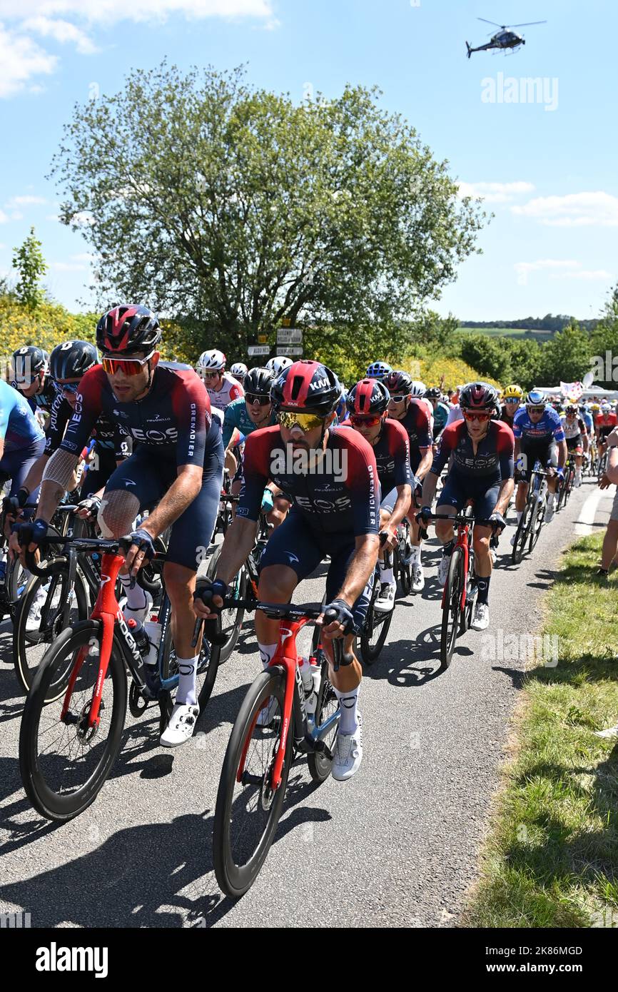 Daniel Felipe MARTÃNEZ, team Ineos Grenadiers tra i pelotoni nel Tour de France 2022, tappa 4 Foto Stock