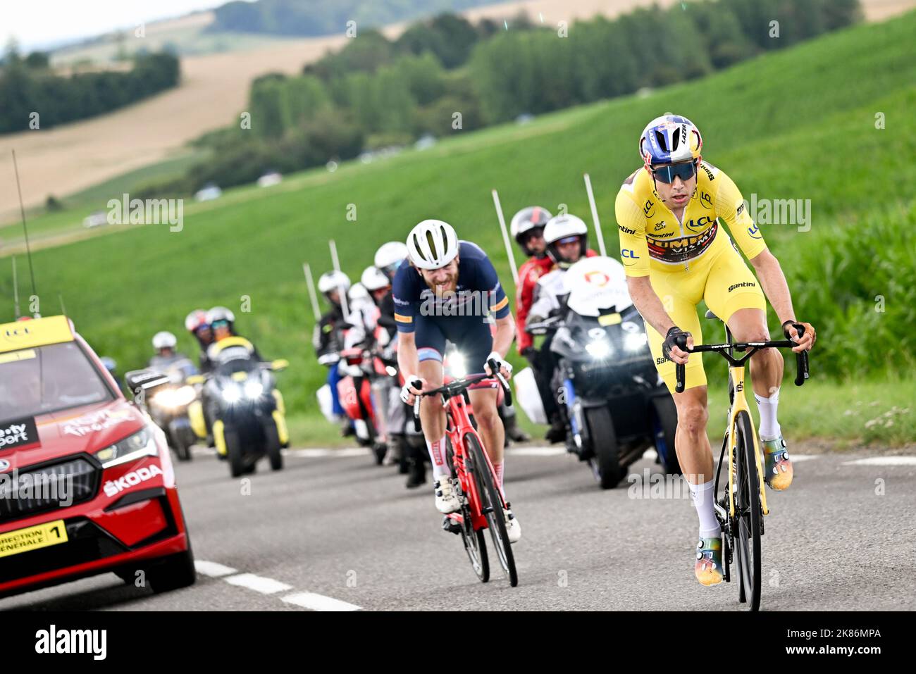 WOUT Van Aert per il team Jumbo Visma fa una pausa da Quinn Simmons per il team Trek Segafredo nella finale 20km del Tour de France 2022, Stage 6, Binche a Longwy Foto Stock