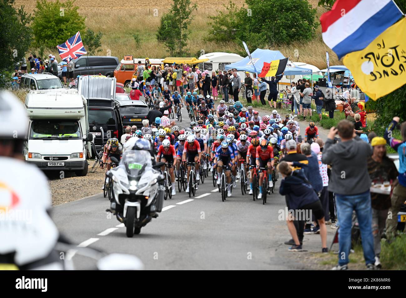 Il peloton passa attraverso la campagna belga e francese durante il Tour de France 2022, Stage 6, Binche a Longwy Foto Stock