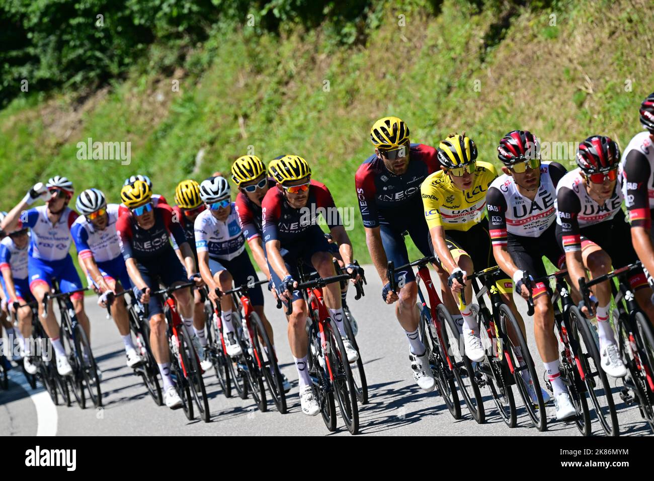 La maglia gialla del leader indossata da Tadej Pogacar per il team Emirates durante la gara di Chatel, Francia, 10th luglio 2022. Fase 9 del Tour De France, Aigle a Chatel Les Portes du Soleil. Foto Stock