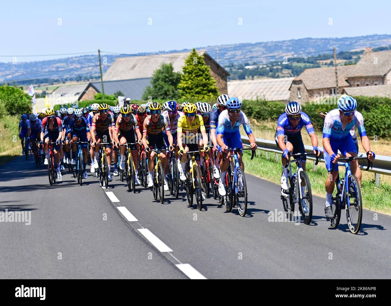 La maglia gialla Jonas VINGEGAARD e i suoi compagni di squadra Jumbo-Visma durante il Tour De France, fase 15, Francia, 17th luglio 2022, Credit:Pete Goding/Goding Images/PA Images Foto Stock