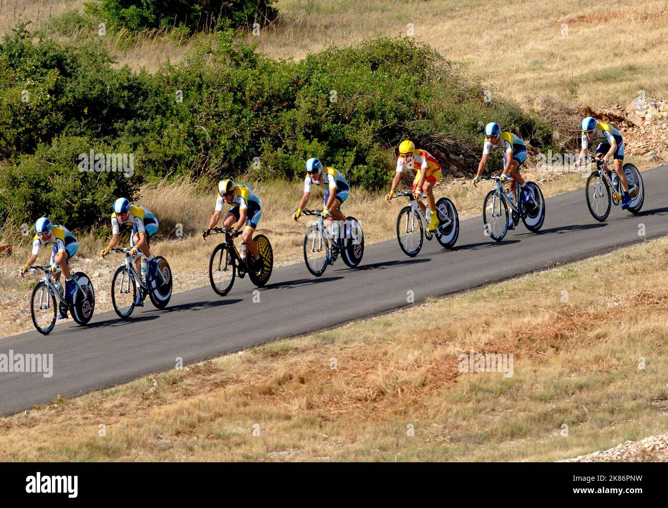 Team Astana in azione durante il Team Time Trial nella quarta tappa del Tour de France intorno a Montpellier, Francia Foto Stock
