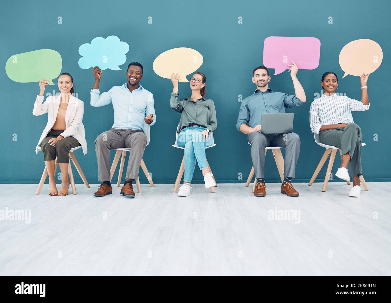 Bolla del discorso, sala d'attesa e persone nel reclutamento di affari, icona della chat sui social media e cartoncino di networking. Gruppo aziendale di persone con Foto Stock
