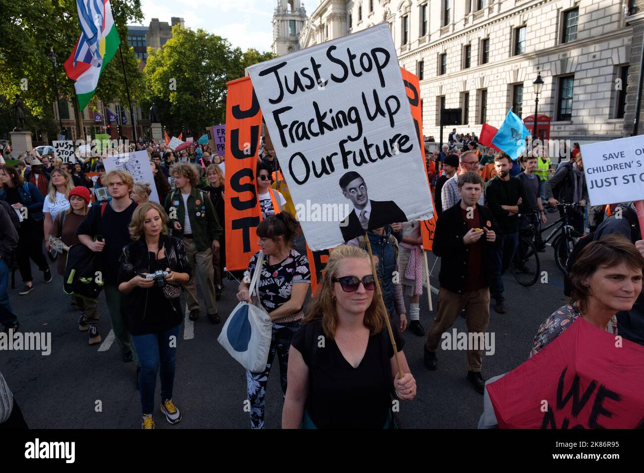 Londra, Regno Unito. 1 OTTOBRE 2022. Una persona tiene un cartello contro il fracking. Gli attivisti del clima della coalizione Just Stop Oil marciano dopo un sufficiente ral Foto Stock